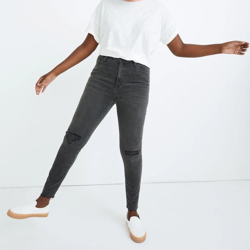 Madewell 9” High Rise‎ Skinny Jeans. Black. Distressed. Women size 26T